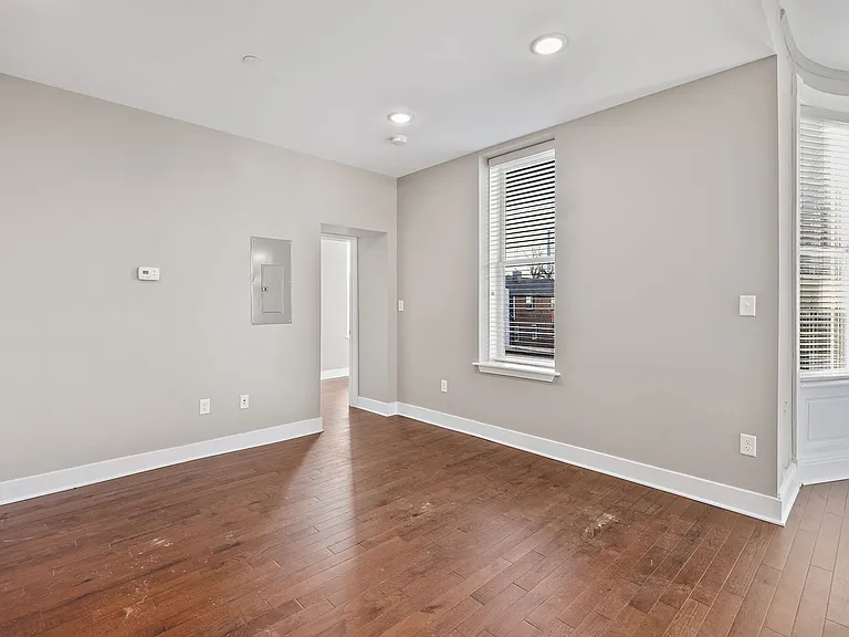 170 W Washington St — Photo 7