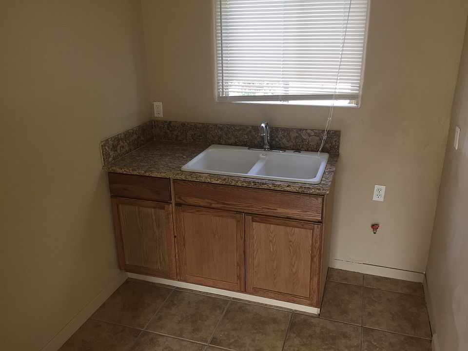 2nd image of 1039 N Leslie St