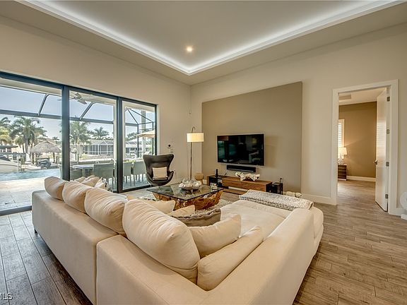 5th image of 818 Montclaire Ct