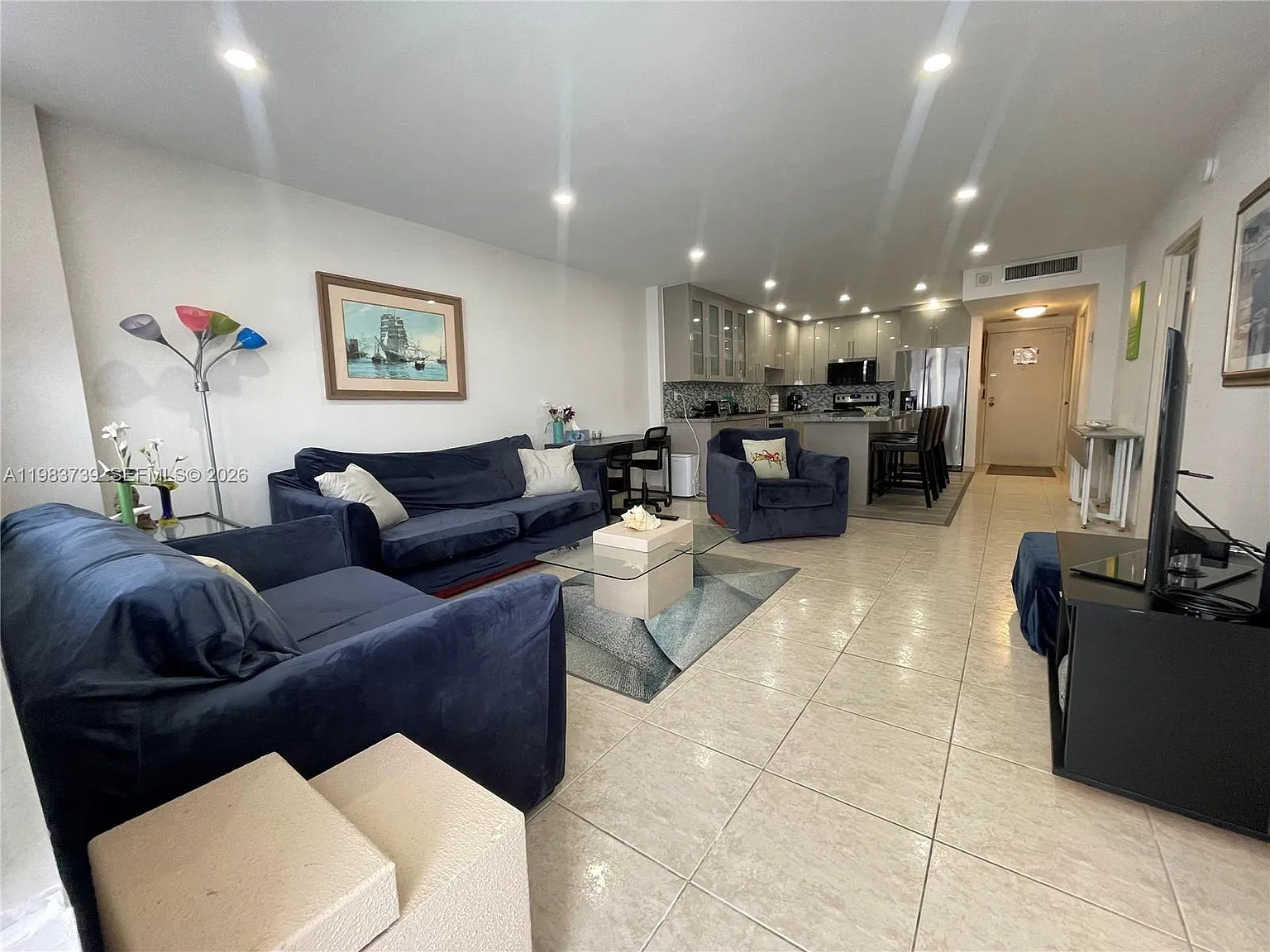 Sea Air Towers Condo — Photo 2