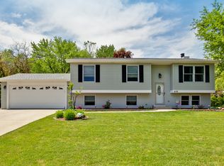 406 Red Rock Dr, Lindenhurst, IL 60046