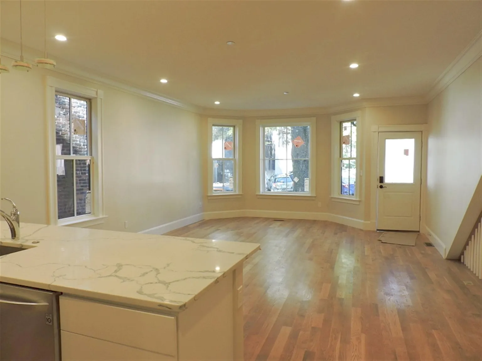 3 bed, 1300 sqft, $5,800 — Photo 1