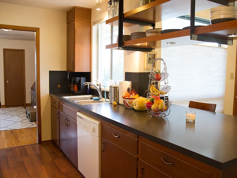 2410 Hawthorn Ave — Photo 8