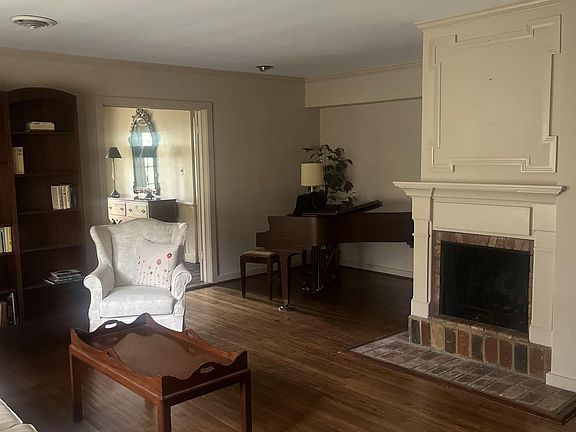 3rd image of 813 Ridgefield Rd