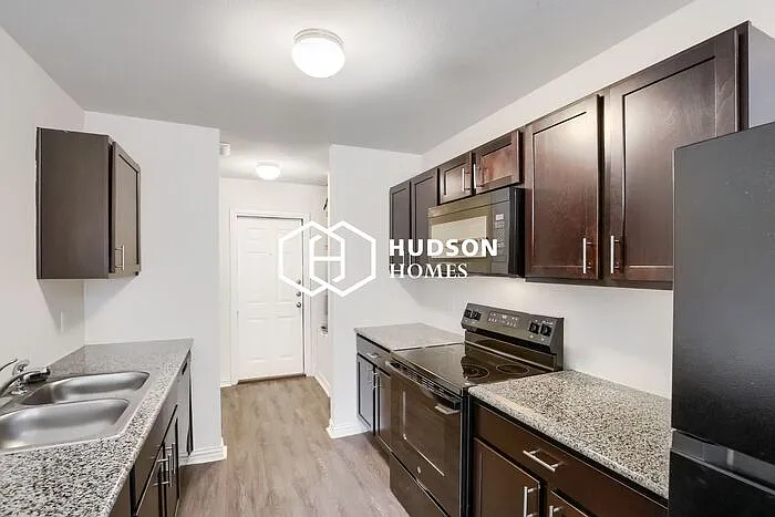 408 Jonathan St — Photo 5