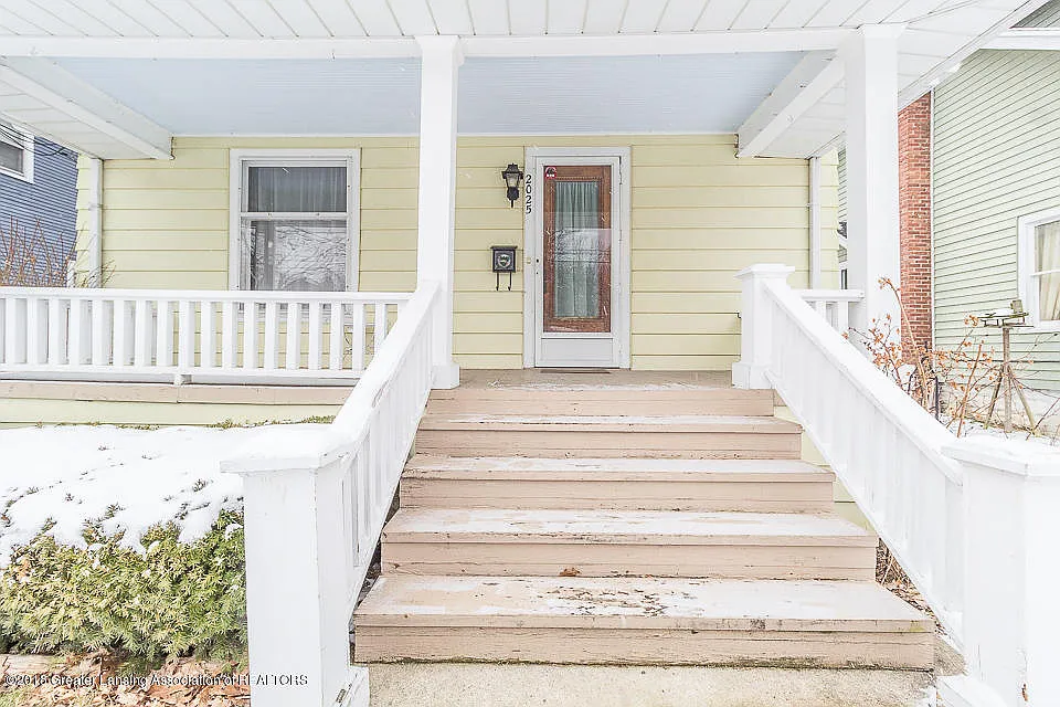 2025 Forest Ave photo 1