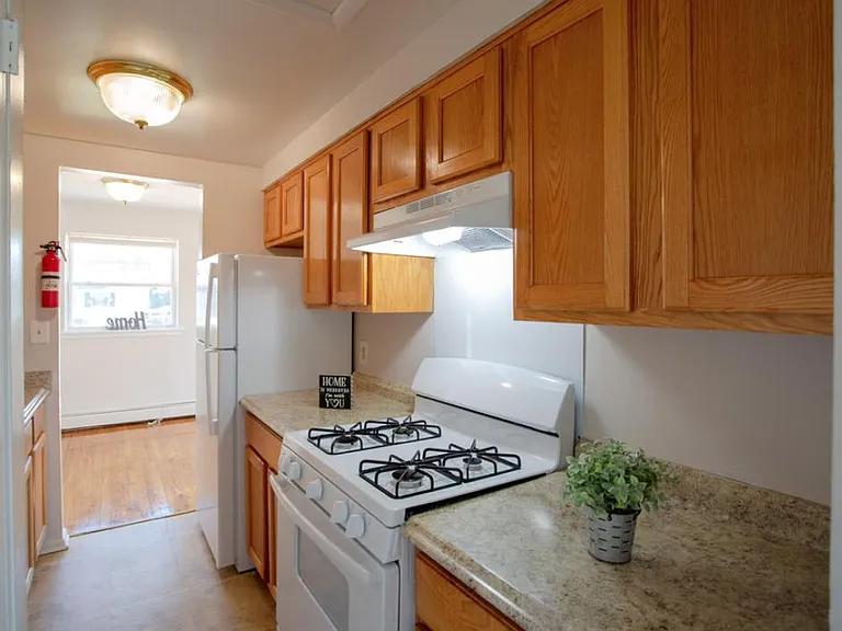 134 W Ridgewood Ave — Photo 2