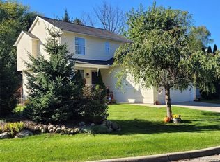 540 Mill Pond Dr, Fenton, MI 48430