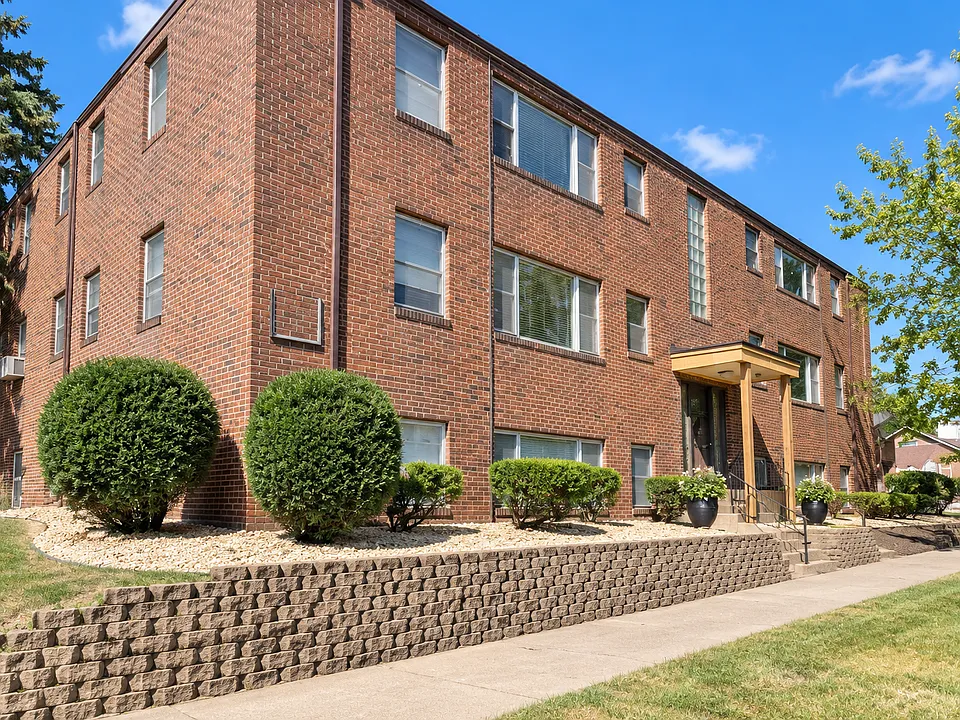 1571 W Hartford Ave