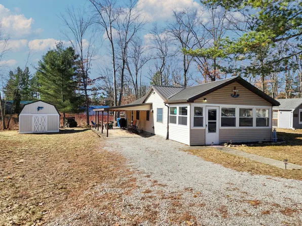 6634 Swallow Dr, Harrison, MI 48625