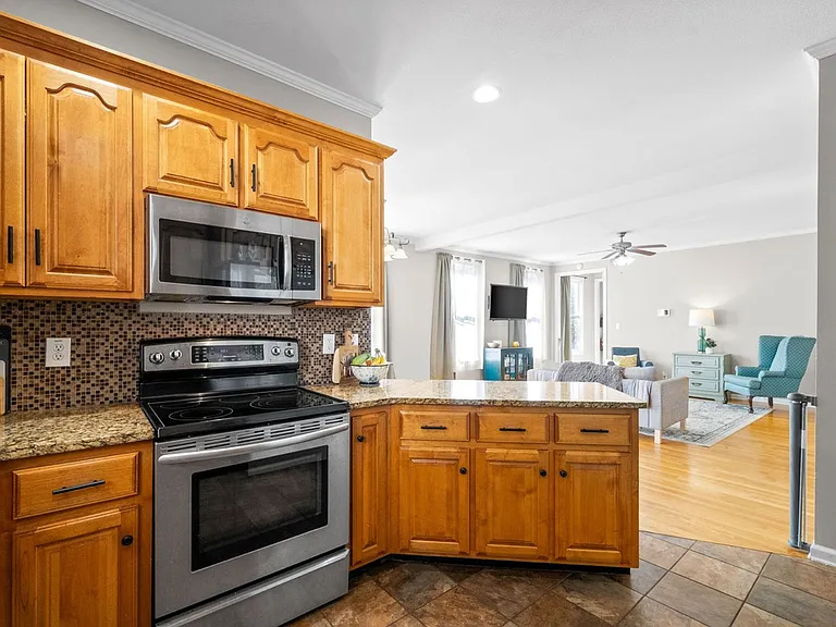 2200 Fairfax Dr — Photo 11