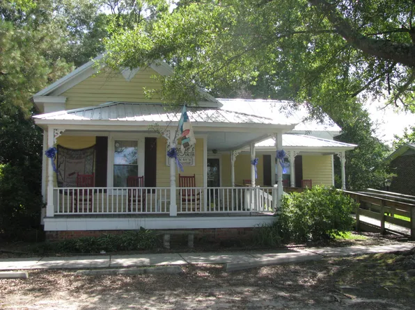 104 N Dickerson St, Burgaw, NC 28425