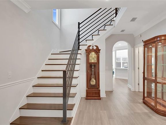5th image of 530 Clement Cir