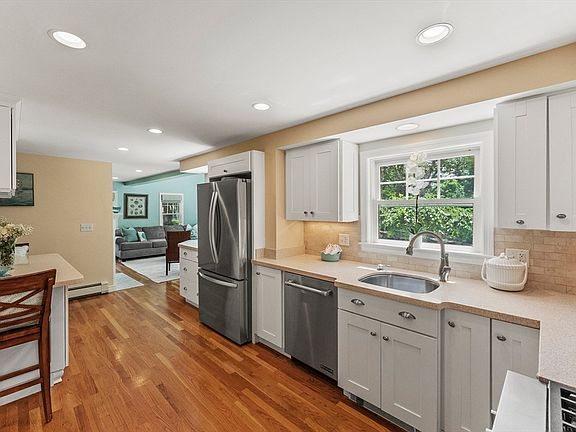 5th image of 80 Stoney Brook Cir