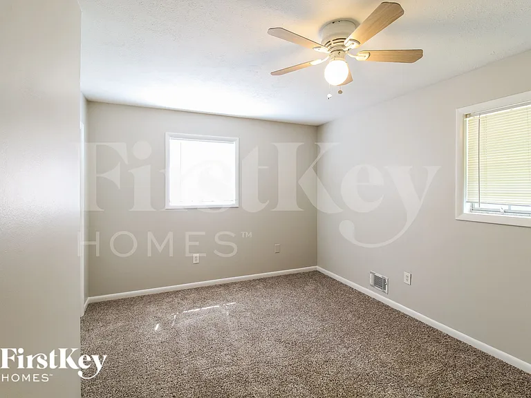 1021 Meadowbrook Ln NW — Photo 9
