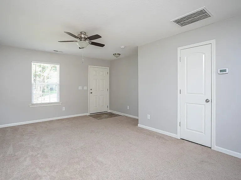 576 Camel St — Photo 2