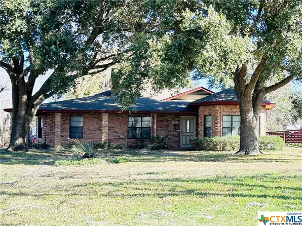 1504 W Grand Ave, Yoakum, TX 77995