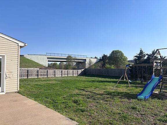 2nd image of 2005 Leeds Ln