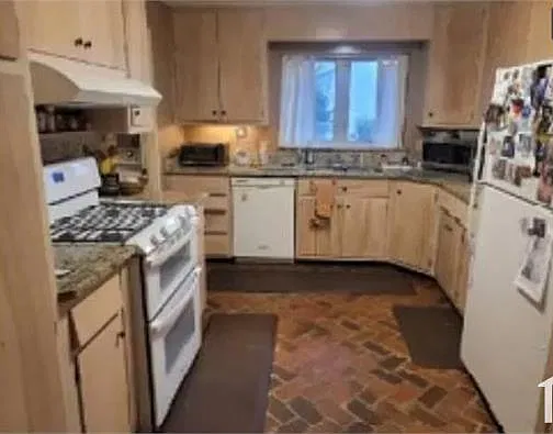 4 bed, 2200 sqft, $1,800 — Photo 3