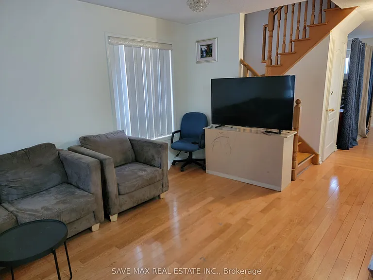 7 Junction Cres — Photo 3