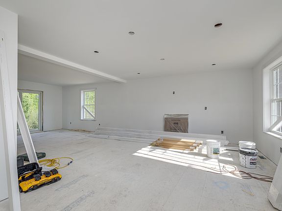 3rd image of 527 North West Road