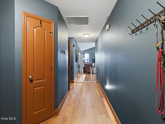 3rd image of 1352 Old Comfort Highway