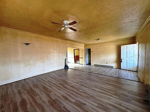 3rd image of 250 E Ridge Rd