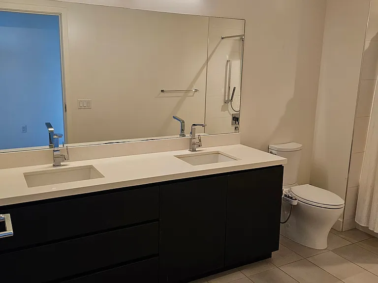 Primary bath w/dual lavs