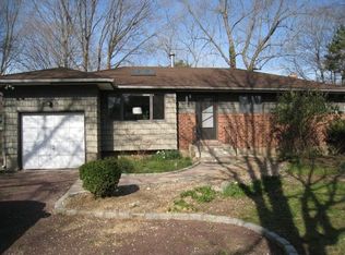 10 Upper Dr, Huntington, NY 11743