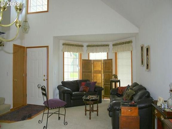 livingroom w/coved windows
