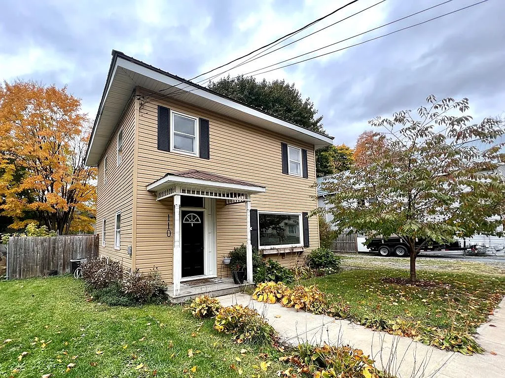 110 Sayre St photo 1