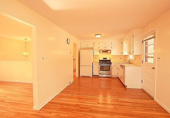 5th image of 45 Stoney Brook Ln