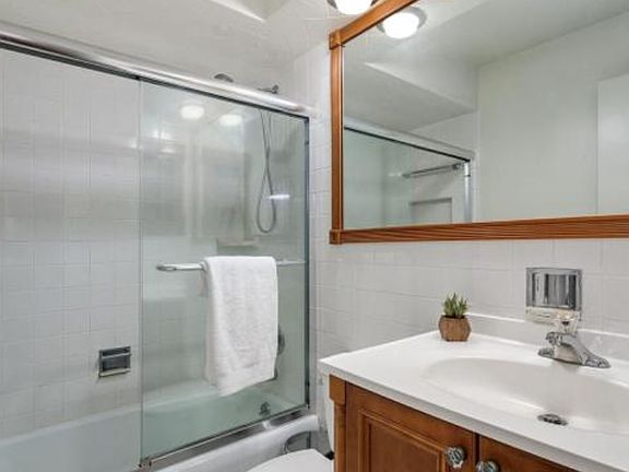 2nd image of 420 W Aldine Ave #255