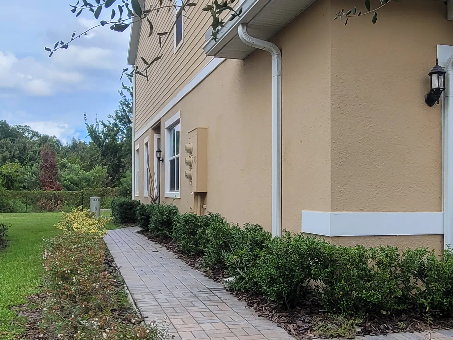 3 bed, 2.5 bath, 1791 sqft, $2,400 — Photo 2