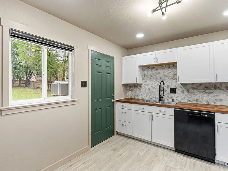 405 Wilhelmia Ave #A — Photo 6