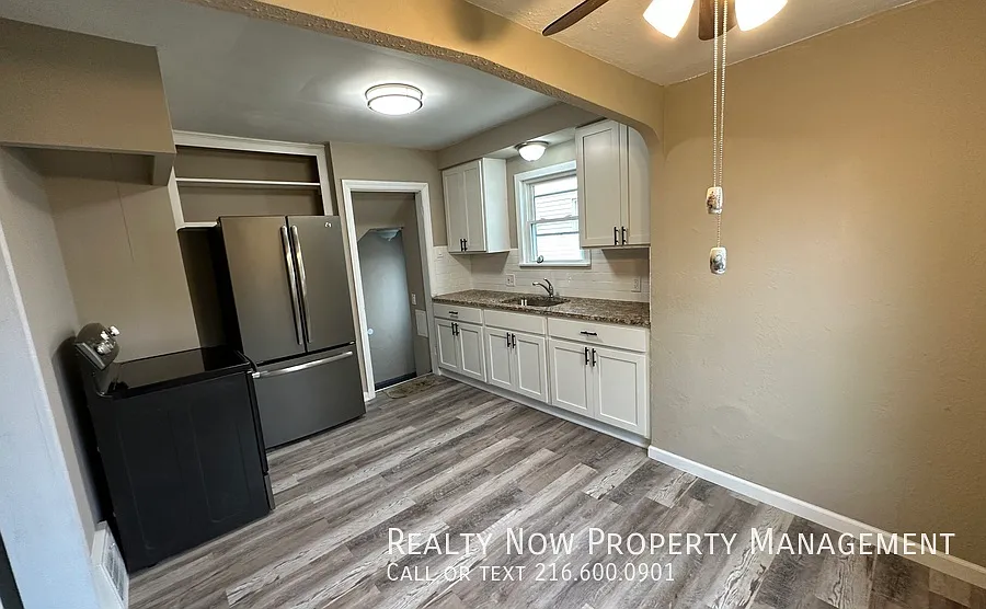 5063 Thomas St photo 1