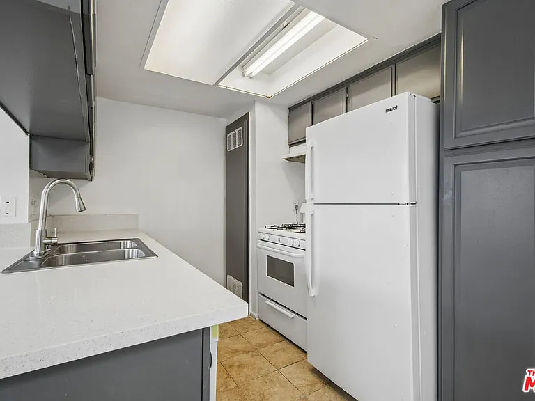 11924 Mayfield Ave #5 — Photo 5
