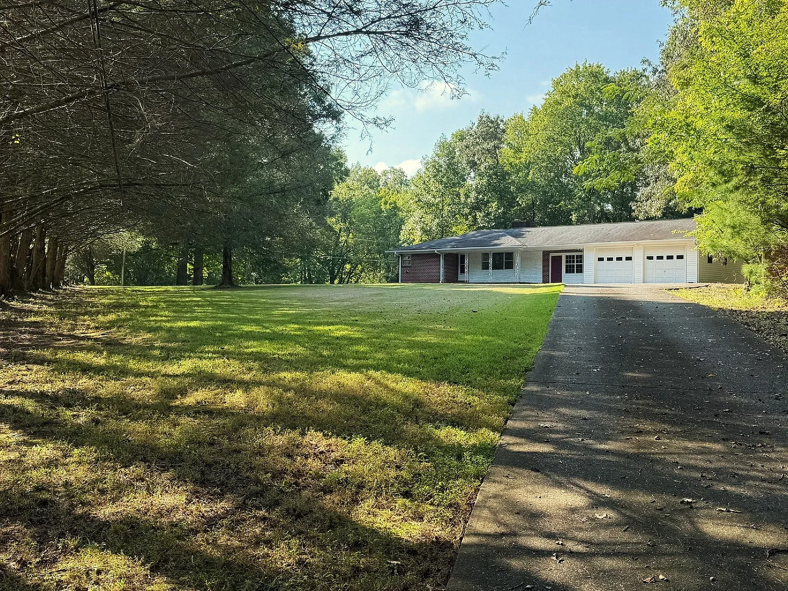 3 bed, 2.0 bath, 3032 sqft, $1,800 — Photo 1
