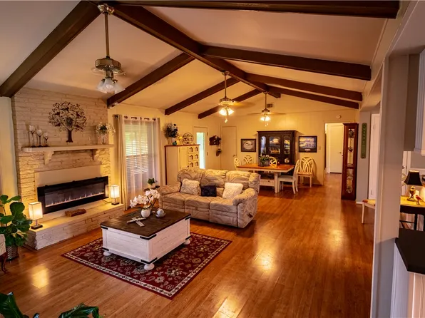 212 Golfview Dr, Hilltop Lakes, TX 77871