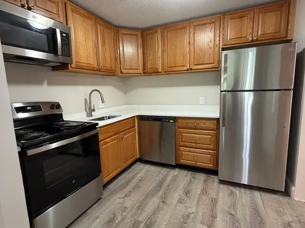 Derry Village Green, 26 S Main St APT 11, Derry, NH 03038