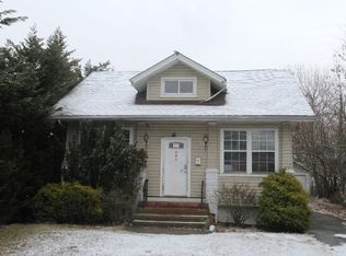 161 County Line Rd, Amityville, NY 11701