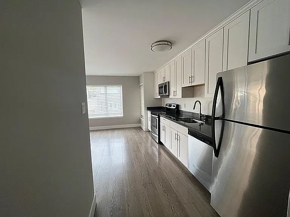 3rd image of 270 26th Ave APT 4