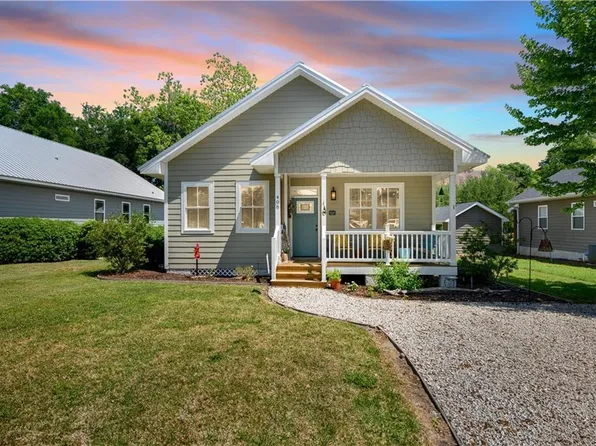 408 Adams St, Darien, GA 31305