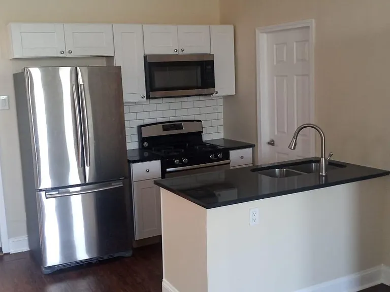 1651 W 19th St #3 — Photo 1