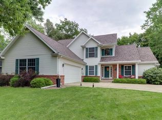 1504 Sweetbriar Dr, Bloomington, IL 61701