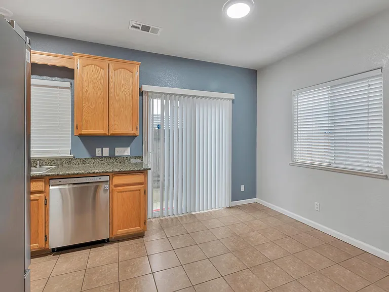 1061 Vermont Ave — Photo 8