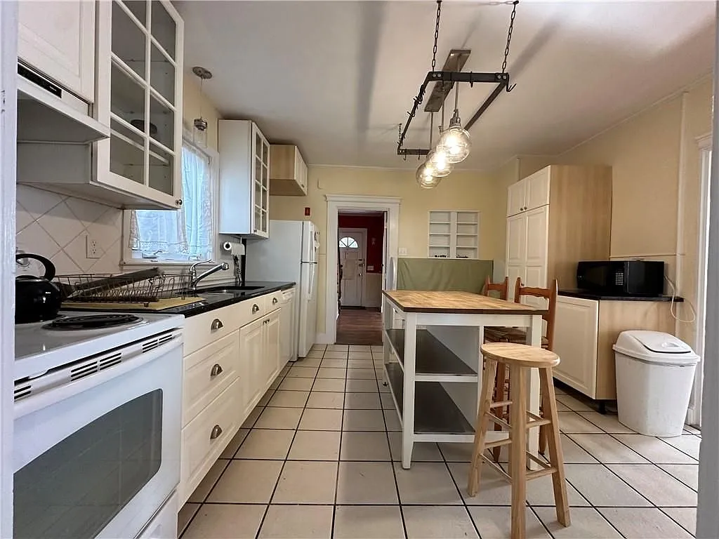 4 bed, 2603 sqft, $4,000 — Photo 3