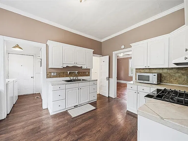 1207 Goddard Ave — Photo 2