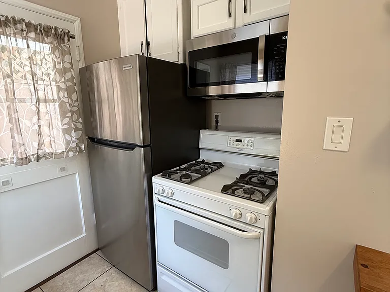 frig, gas oven/stove, & microwave