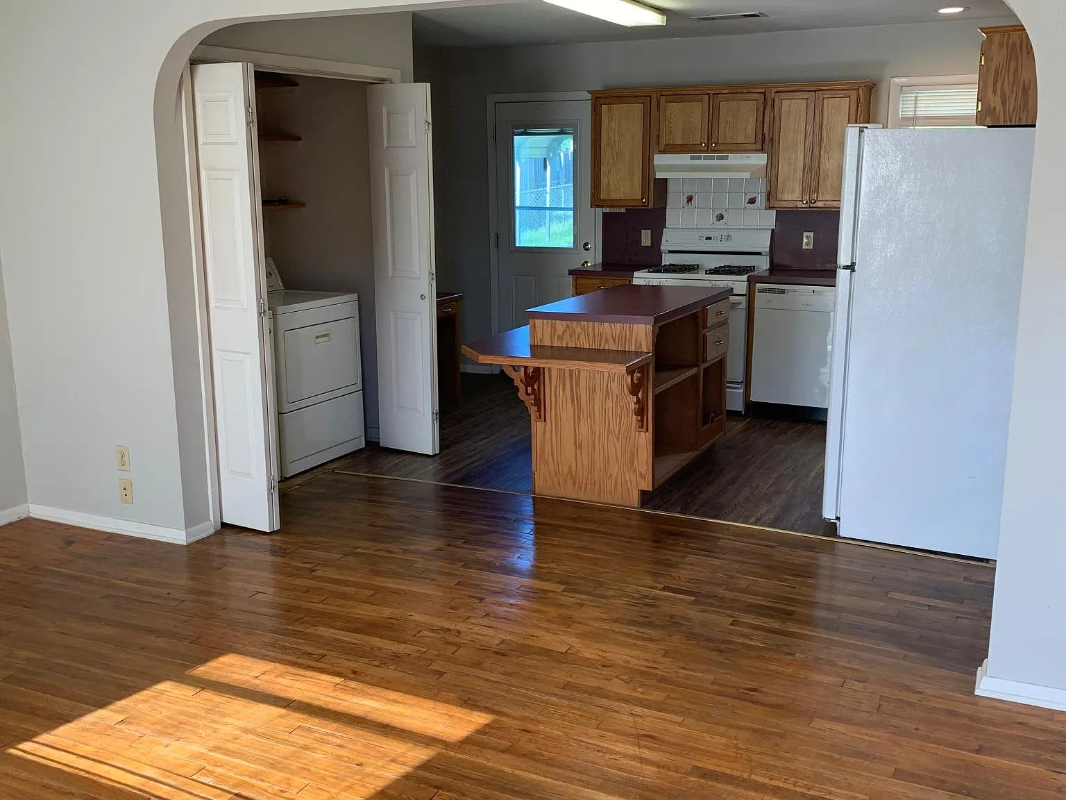 2518 N Carroll Blvd — Photo 2